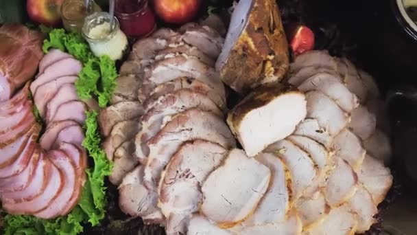 Мясо холодного копчения с прошутто, салями, бекон, свиные отбивные
 - Кадры, видео