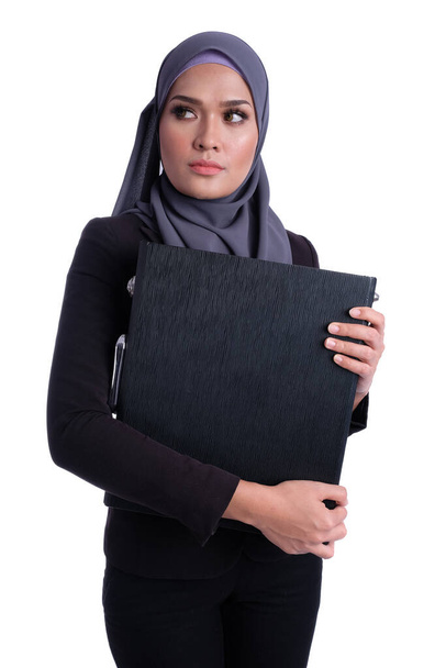 Aziatische moslim zakenvrouw conceptueel van financiën, bedrijfsleven en onderwijs - Foto, afbeelding