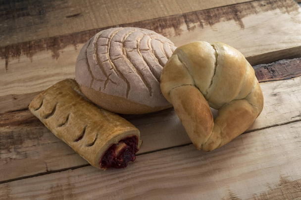 Makea leipä, käsityöläinen ja vastaleivottu, puupöydällä - Valokuva, kuva