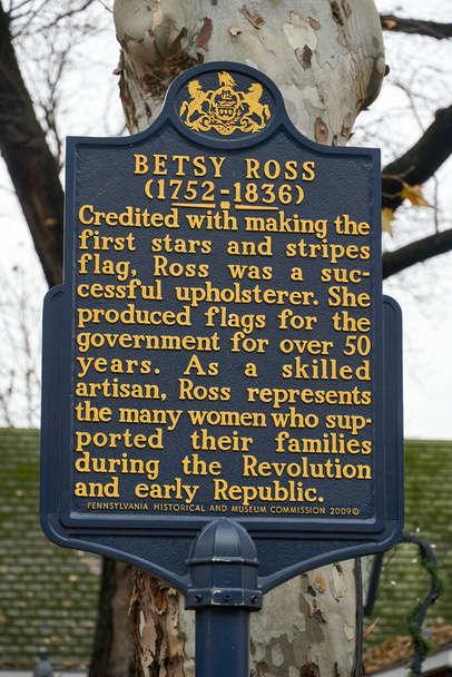 Filadelfia, Estados Unidos - 14 de diciembre de 2019: Placa conmemorativa en The Betsy Ross House. El lugar donde vivió la abanderada Betsy Ross cuando se dice que cosió la primera bandera americana - Foto, imagen