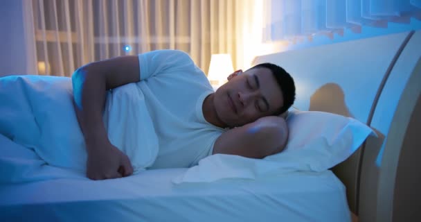 asian man sleep well - Séquence, vidéo