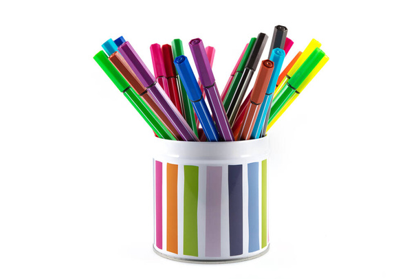 Beyaz arkaplandaki renk keçeli kalemler - Fotoğraf, Görsel