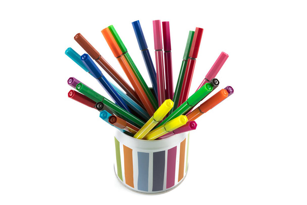 Conjunto de canetas coloridas de feltro sobre um fundo branco
 - Foto, Imagem