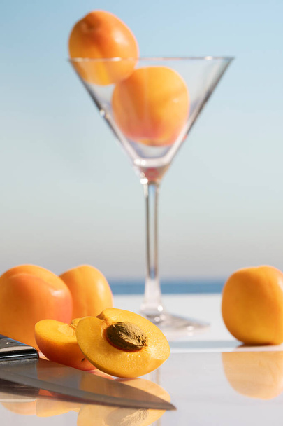 un abricot ouvert à côté d'un couteau - Photo, image