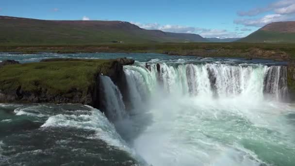 Iceland. Powerful waterfalls attract millions of tourists from all over the world to this country - Footage, Video