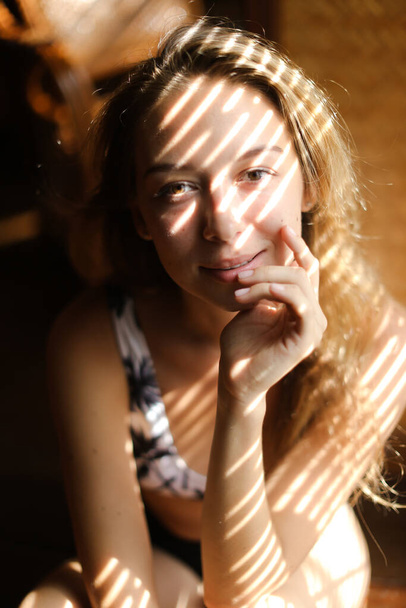 Retrato de una joven europea con sujetador, sombras rayadas
. - Foto, imagen