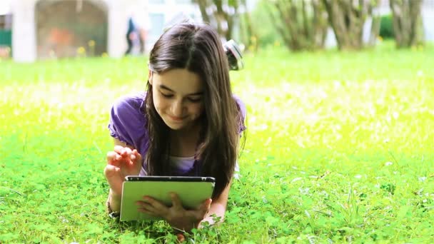 dospívající dívka pomocí digitálních tablet - Záběry, video