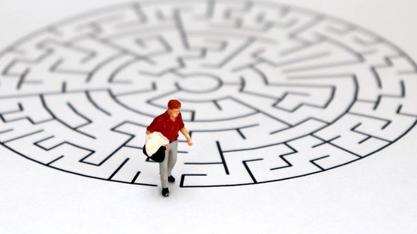 Des gens miniatures debout sur un labyrinthe de milieux blancs. Un concept pour surmonter l'adversité. - Photo, image