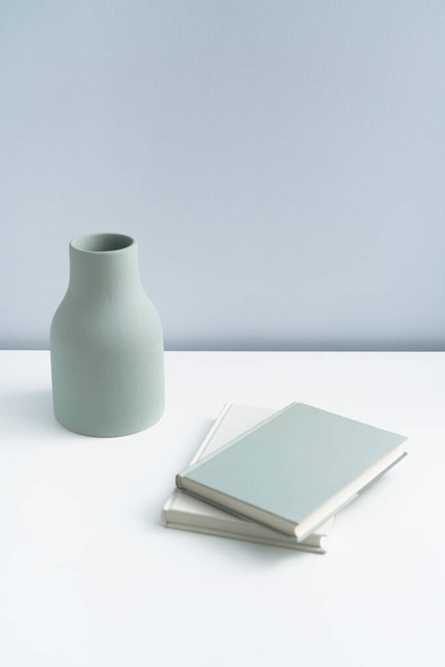 Masaya konulmuş minimalist defter ve vazo. Açık-beyaz premium mobilyalar  - Fotoğraf, Görsel