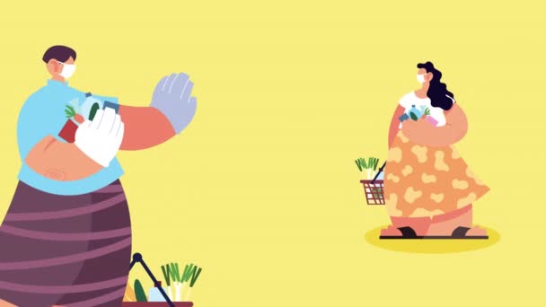 Hausfrauen mit medizinischen Masken kaufen Lebensmittel für Covid19 mit sozialer Distanz - Filmmaterial, Video