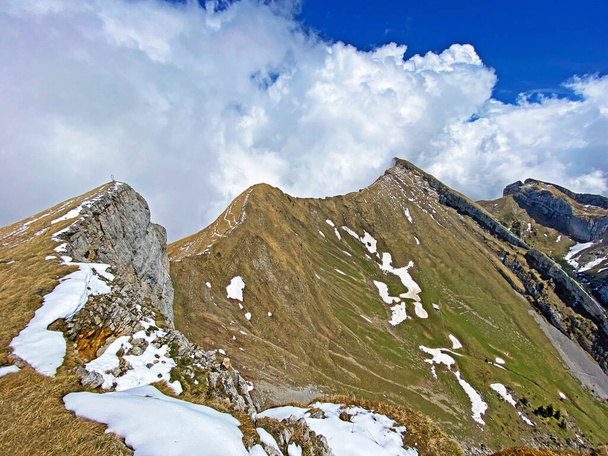 Чудовий вигляд з альпійської вершини Віддерфельд у швейцарському гірському хребті Пілатус і в Емментарних Альпах (Альпнах - Кантон, Обвальден, Швейцарія).) - Фото, зображення