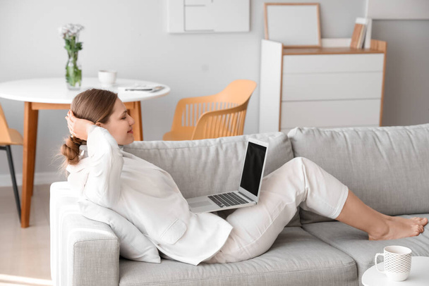 Donna d'affari rilassante sul divano dopo il lavoro a casa
 - Foto, immagini