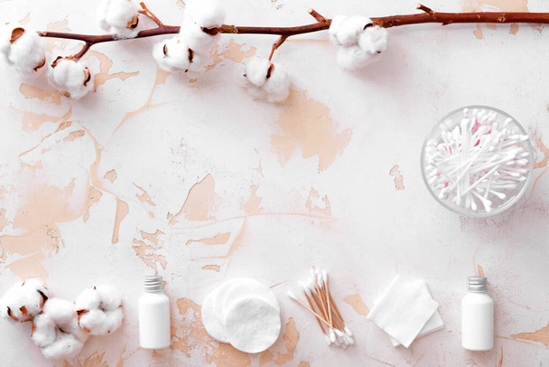 Flores de algodón con cosméticos y suministros sobre fondo blanco
 - Foto, imagen