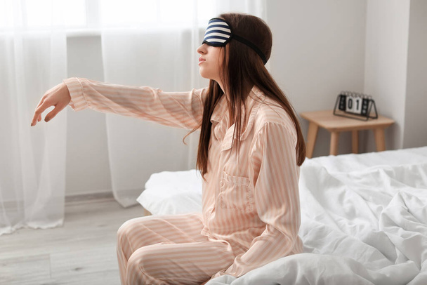 Jonge vrouwelijke slaapwandelaar in slaapkamer - Foto, afbeelding