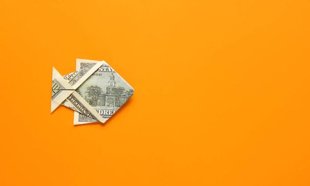 Origami ryba z dolarové bankovky na barevném pozadí - Fotografie, Obrázek