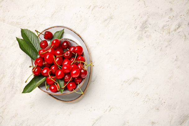 Bowl with sweet cherry on light background - Photo, Image