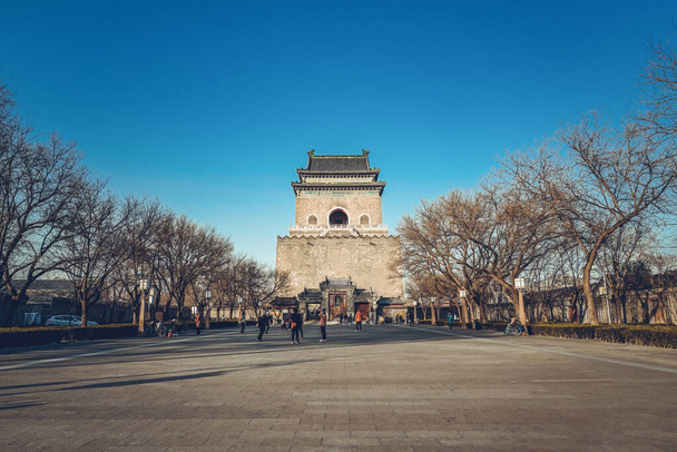 La plaza frente a la torre del tambor en Beijing, China
 - Foto, imagen