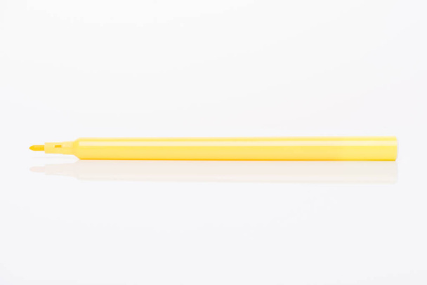 Πλάγια προβολή προφίλ γκρο πλαν φωτογραφία του ανοιχτού κίτρινου δείκτη με καπάκι μακριά απομονώνονται σε λευκό φόντο - Φωτογραφία, εικόνα
