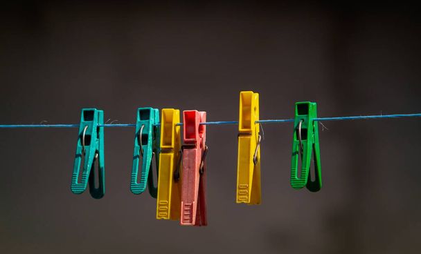 pinzas de ropa de colores colgando en un tendedero - Foto, imagen