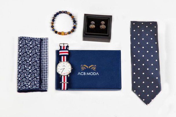 ensemble d'accessoires masculins, mouchoir, cravate, horloge, boutons de manchette  - Photo, image