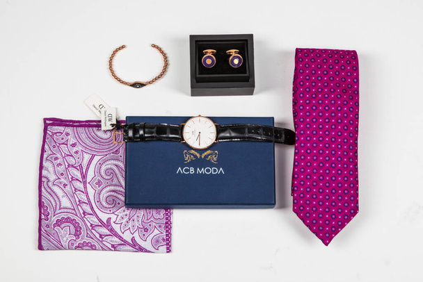 男性用アクセサリー、ハンカチ、ネクタイ、時計、カフボタンのセット  - 写真・画像