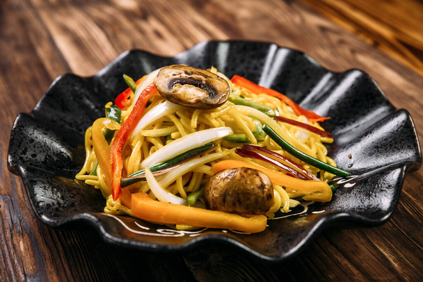 Paddestoelen en groenten udon wok noedels - Foto, afbeelding