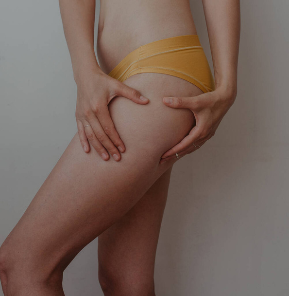hanches femme en lingerie jaune - Photo, image