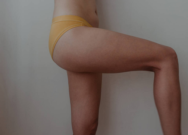 donna fianchi in lingerie gialla
 - Foto, immagini