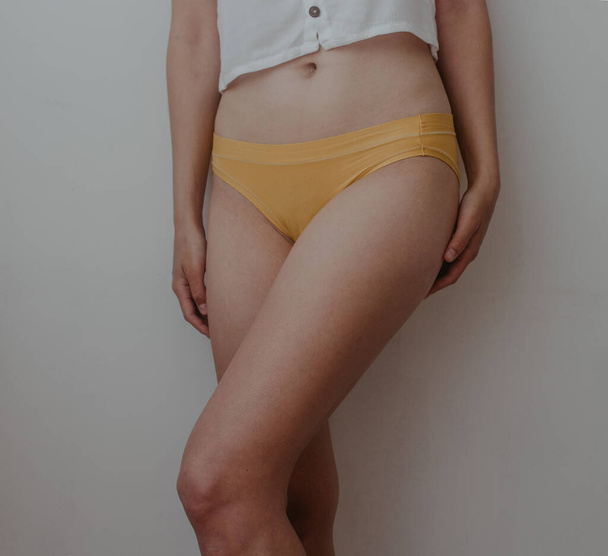 nainen lantion keltainen alusvaatteet - Valokuva, kuva