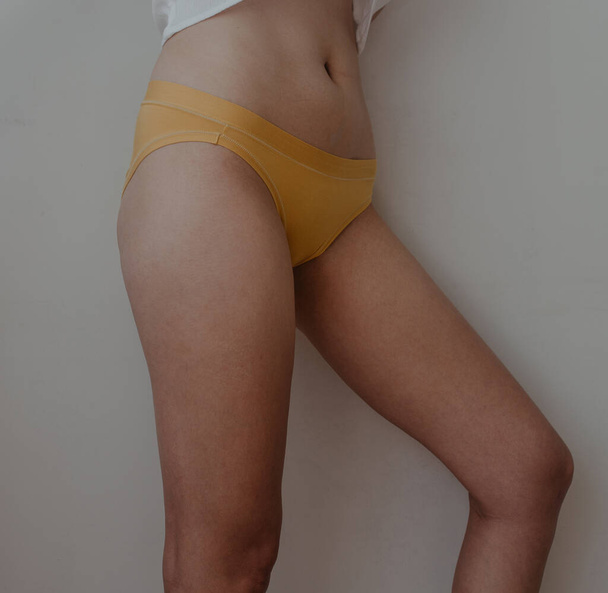 женские бёдра в жёлтом белье
 - Фото, изображение