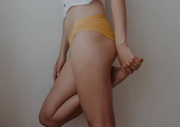 nainen lantion keltainen alusvaatteet - Valokuva, kuva