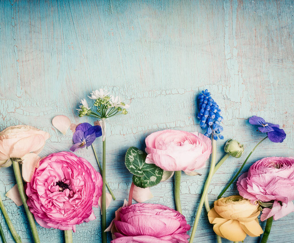 Eski turkuaz arka planda hoş çiçekler retro pastel renkler, üst manzara. - Fotoğraf, Görsel