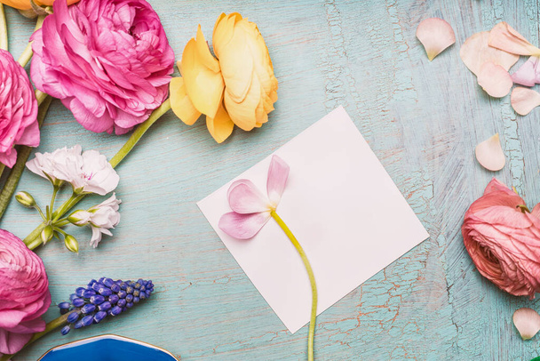 Lovely flowers composing with blank paper greeting card on shabby chic background, top view. Festive greeting card . - 写真・画像