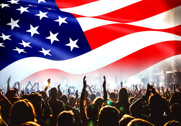 πλήθος γιορτάζει την Ημέρα Ανεξαρτησίας. Σημαία Ηνωμένων Πολιτειών της Αμερικής με φόντο πυροτεχνήματα για τις 4 Ιουλίου - Φωτογραφία, εικόνα