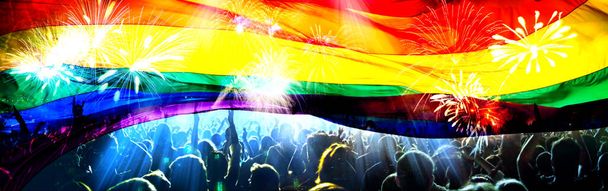 silueta průvodu gayů a lesbiček s duhovou vlajkou - symbol lásky a tolerance - Fotografie, Obrázek