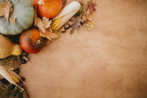 Feliz Día de Acción de Gracias. Calabazas, hojas otoñales, maíz, nueces, castañas, bellotas sobre mesa rústica de madera con espacio para texto. Cosecha estacional de otoño. Hola otoño
 - Foto, imagen