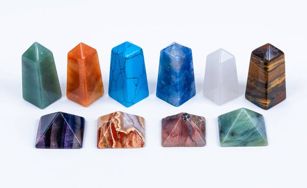 Коллекция различных кристаллов и полудрагоценных камней и минерального камня на белом фоне
 - Фото, изображение