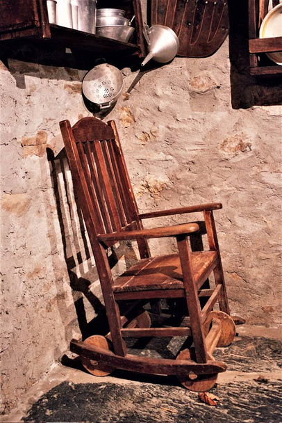 alter hölzerner Schaukelstuhl, alter Handwerksstuhl aus Galizien, galizisches Ethnographisches Museum, galizische Landmöbel, - Foto, Bild