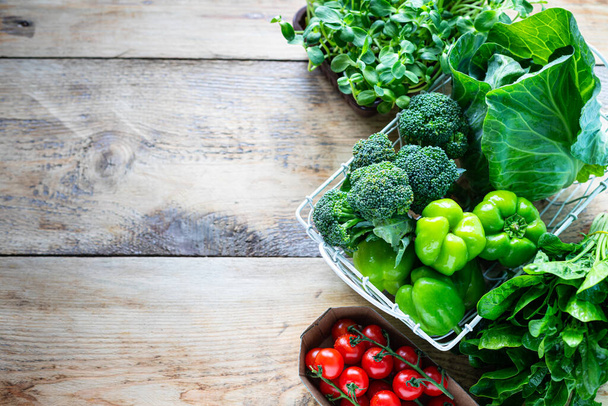 Varias verduras en una vieja mesa de madera. Vista superior. Concepto de alimentación saludable. Copiar espacio
 - Foto, Imagen