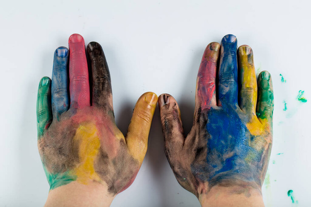 primo piano vista di mani umane dipinte in vernici colorate - Foto, immagini