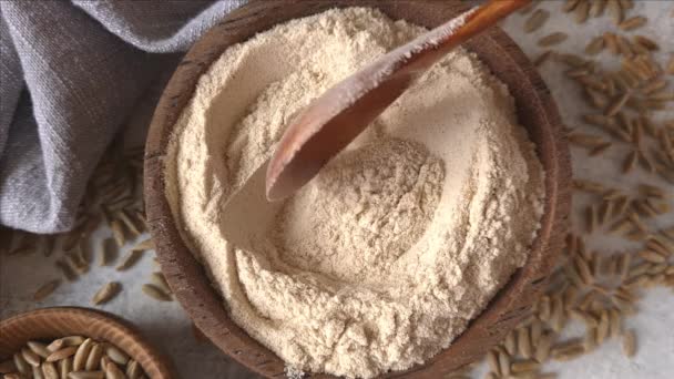 Surowa mąka żytnia w misce z bliska - Materiał filmowy, wideo
