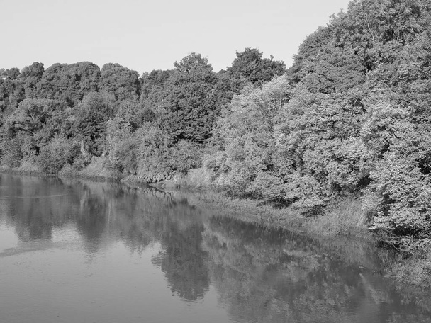A Wye folyó (Afon Gwy walesi nyelven) jelöli Anglia és Wales határát Chepstow-ban, Uk fekete-fehérben. - Fotó, kép