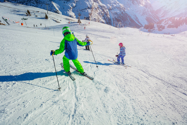 Group of children ski on the hill with friends portrait, sunny day on Alpine mountain resort - Foto, afbeelding