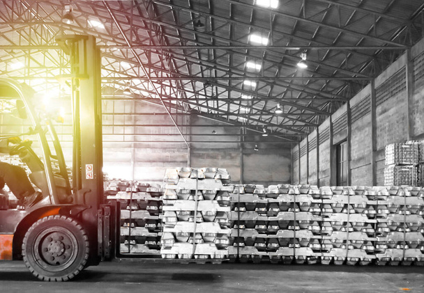 Chariot élévateur manutention paquet de lingot d'aluminium en entrepôt. Entrepôt de distribution et logistique des matières premières industrielles. - Photo, image