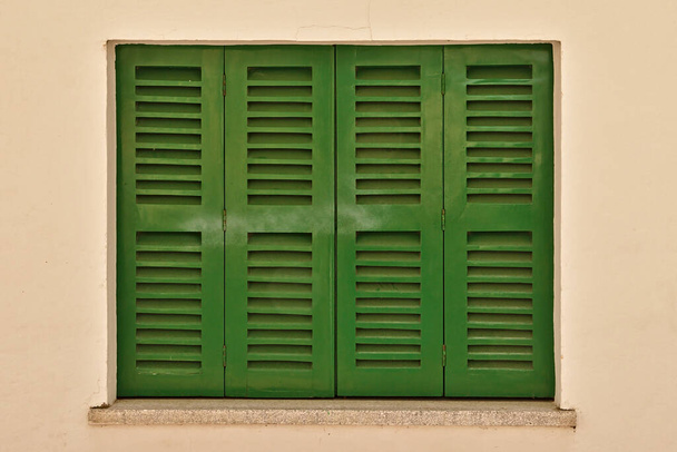 zelené staré okenní žaluzie uprostřed - Fotografie, Obrázek