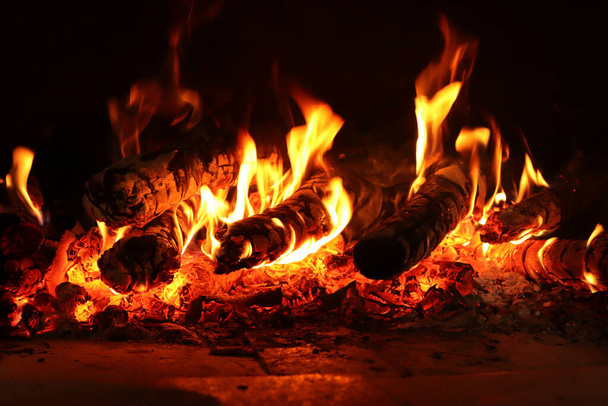 Queima de madeira em um lugar de fogo
 - Foto, Imagem
