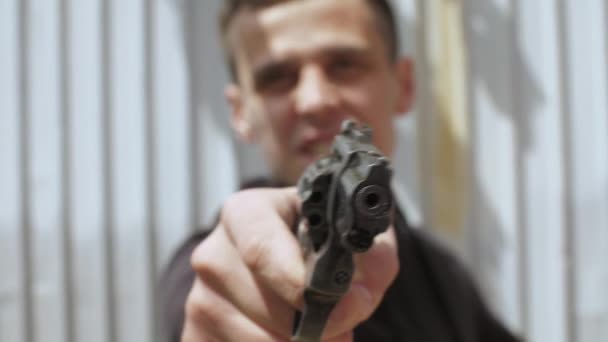 Robber pointed a gun on camera - Video, Çekim