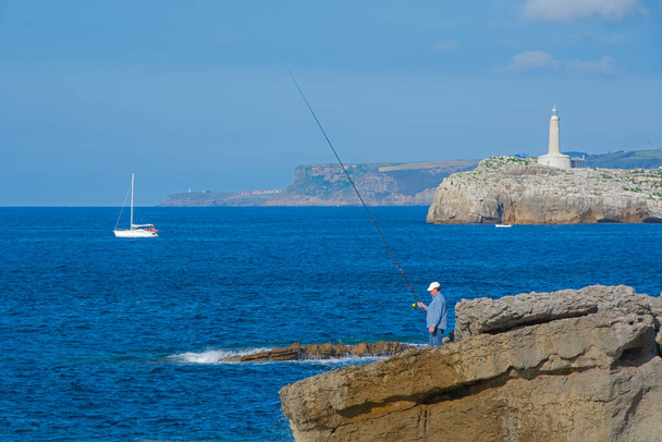 Un pescador en la costa de Santander
 - Foto, Imagen