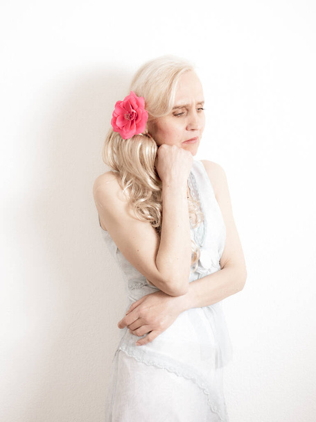 Portrait vertical d'une femme blonde sophistiquée dans la douleur émotionnelle - Photo, image