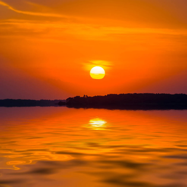 red dramatic sunset over the quiet lake - Valokuva, kuva